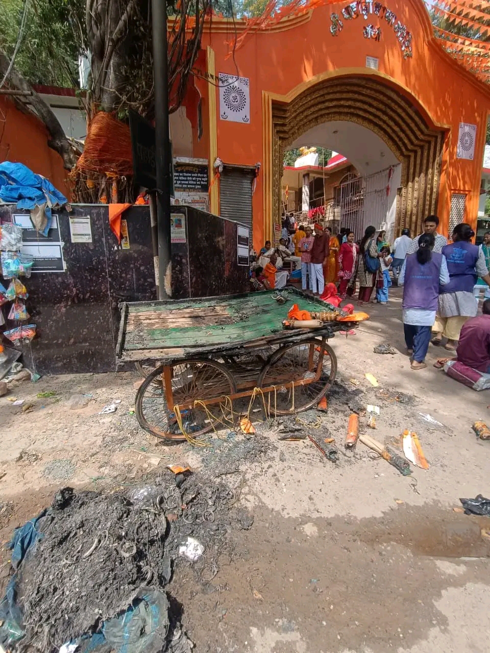 पहाड़ी मंदिर गेट के पास चूड़ी दुकान के ठेले में लगाई आग, पुलिस CCTV फुटेज खंगालने में जुटी