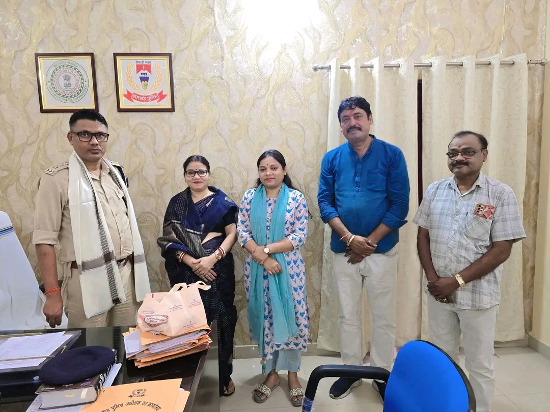सिंदरी के नवनियुक्त डीएसपी प्रकाश चंद्र महतो से भाजपा नेताओं की शिष्टाचार मुलाकात