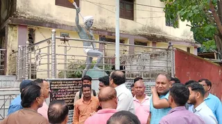 jamtara जामताड़ा में बिरसा मुंडा की प्रतिमा से तीर-धनुष तोड़ा, आदिवासी समाज में आक्रोश