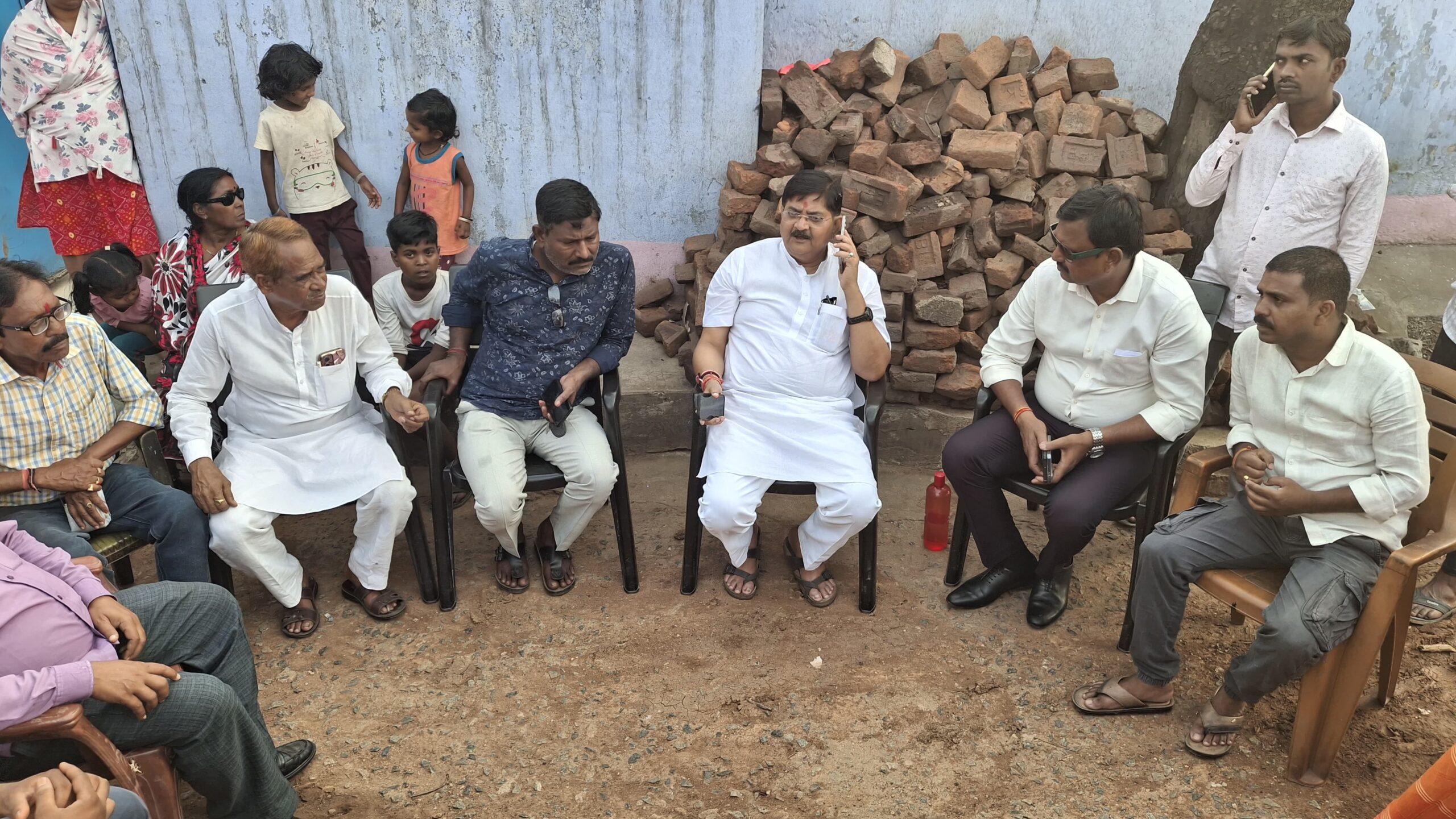 खदानों से संवेदना के स्वर” के 20 वर्ष पूरे, लेखिका प्रीति पूजा को विधायक राज सिन्हा ने दी बधाई