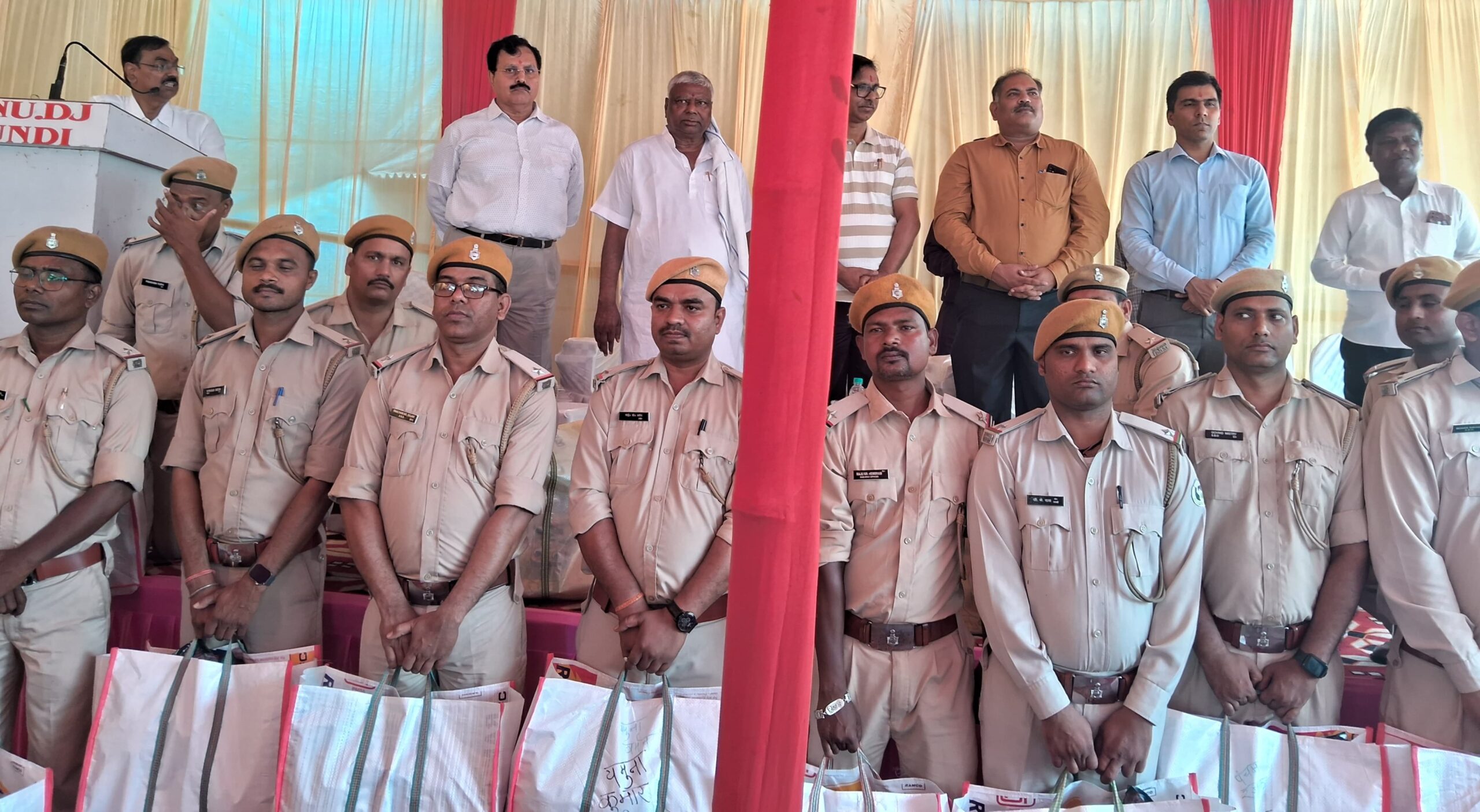 टुंडी में विकास की बयार, विधायक और वन अधिकारियों ने बांटी सौगात