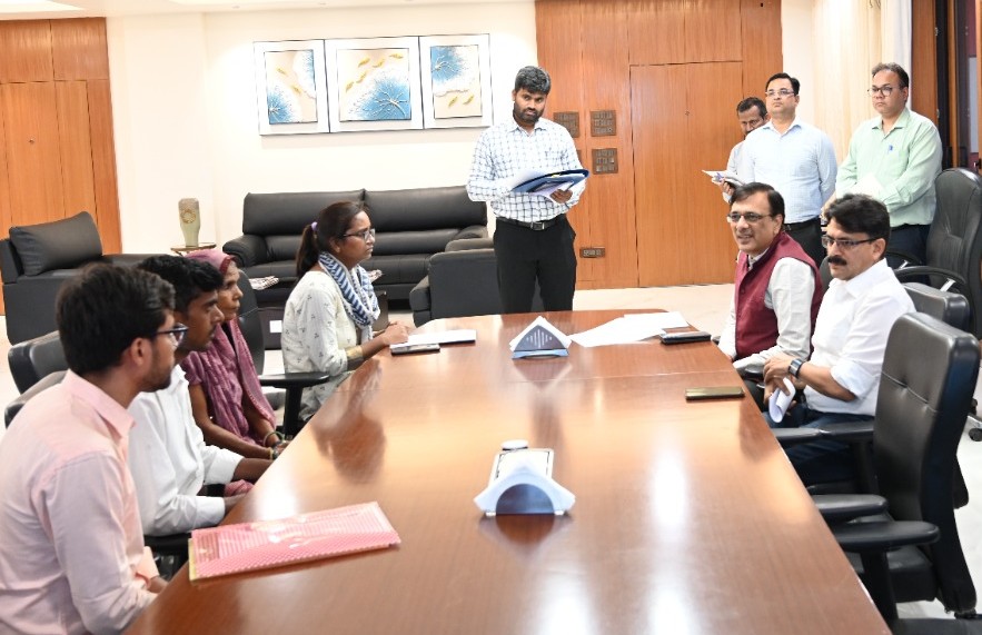 हाजीपुर में रेलकर्मियों ने GM से की मुलाकात, शिकायतों के जल्द निपटारे के निर्देश