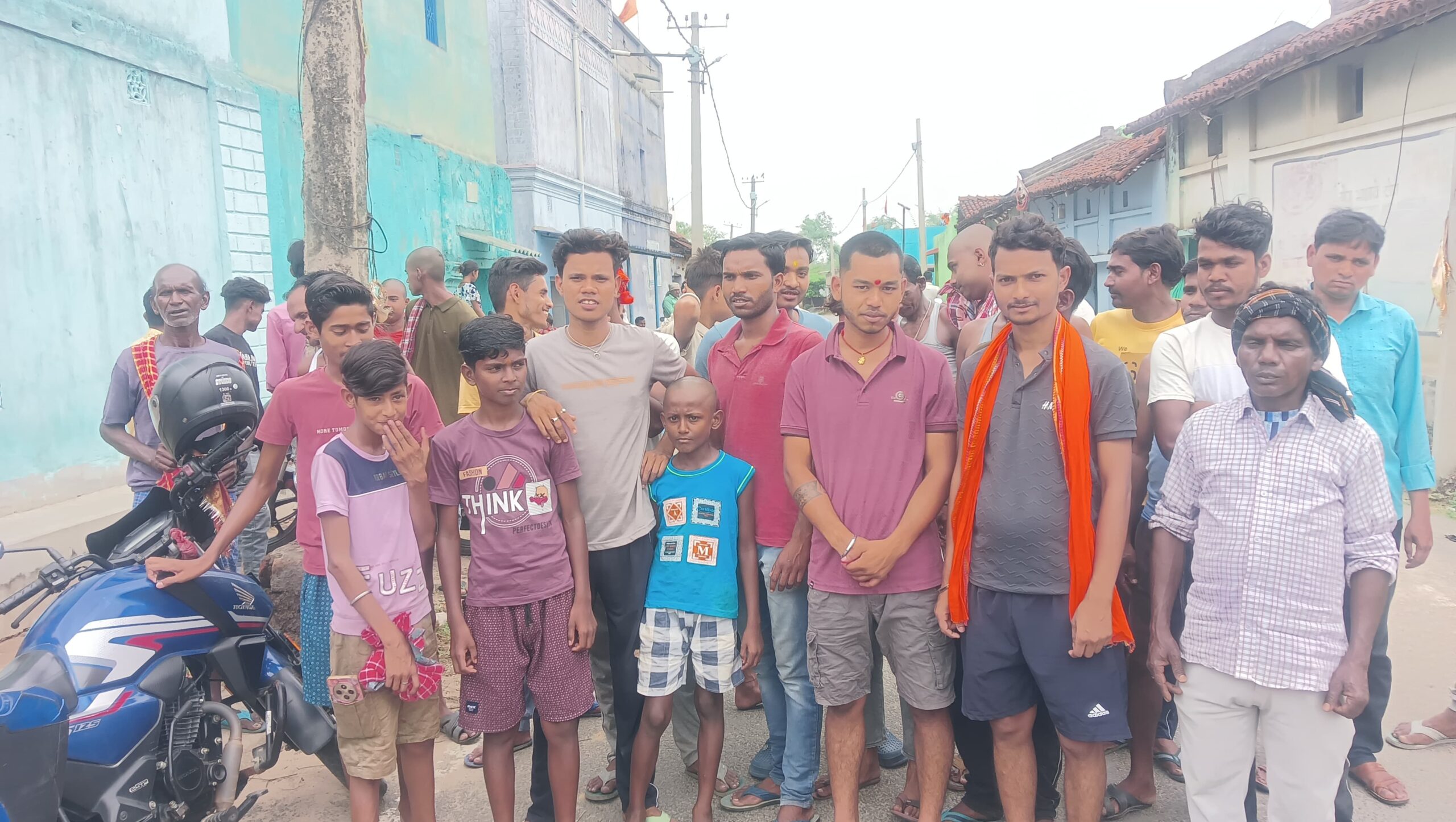 निरसा के जोगीतोपा में तेज रफ्तार ट्रैक्टर का कहर, बाइक सवार गंभीर; ग्रामीणों में भारी आक्रोश