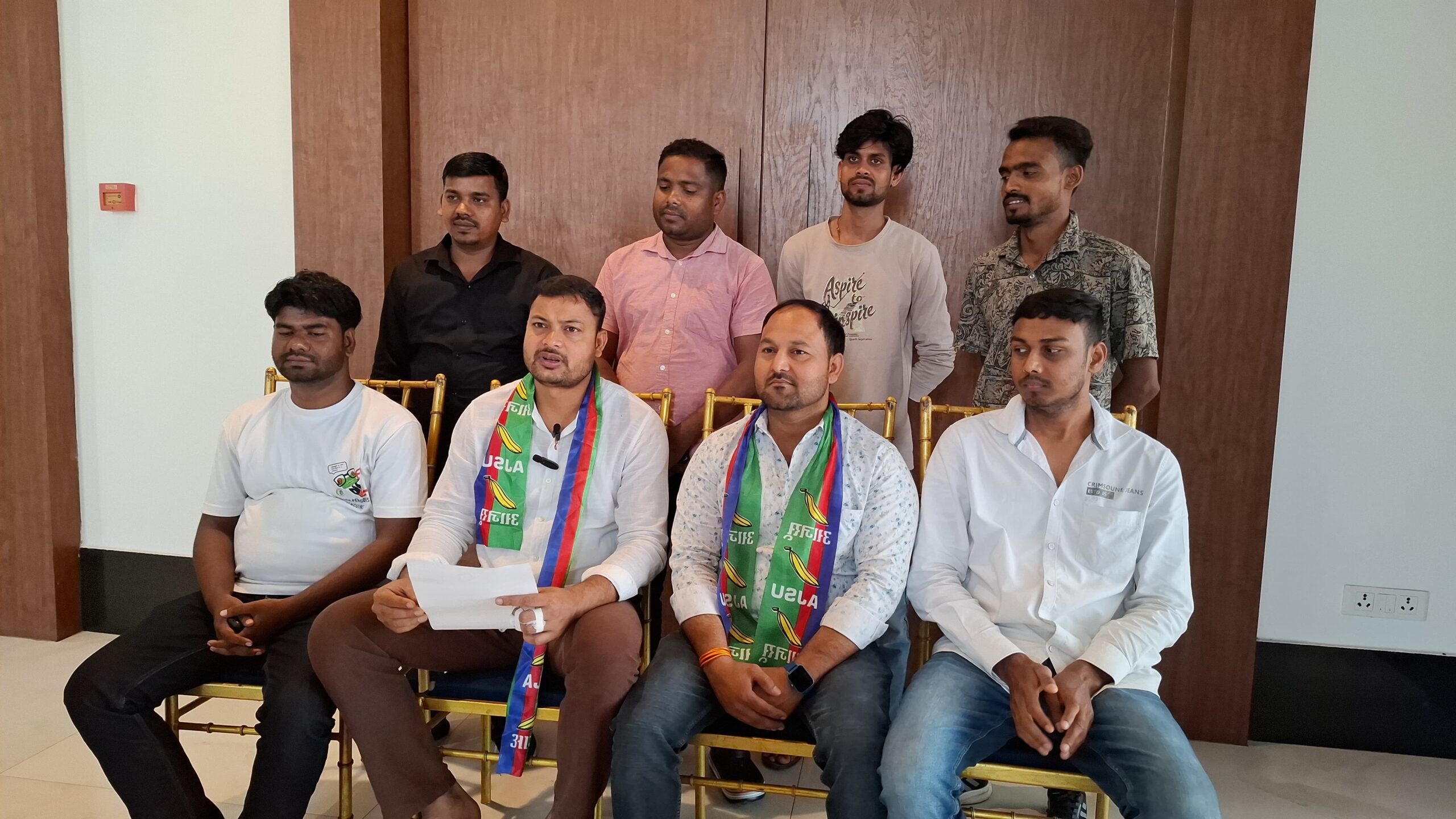 धनबाद-बोकारो मुख्य मार्ग चालू करने की मांग पर विधायक राज सिन्हा का अनशन समाप्त