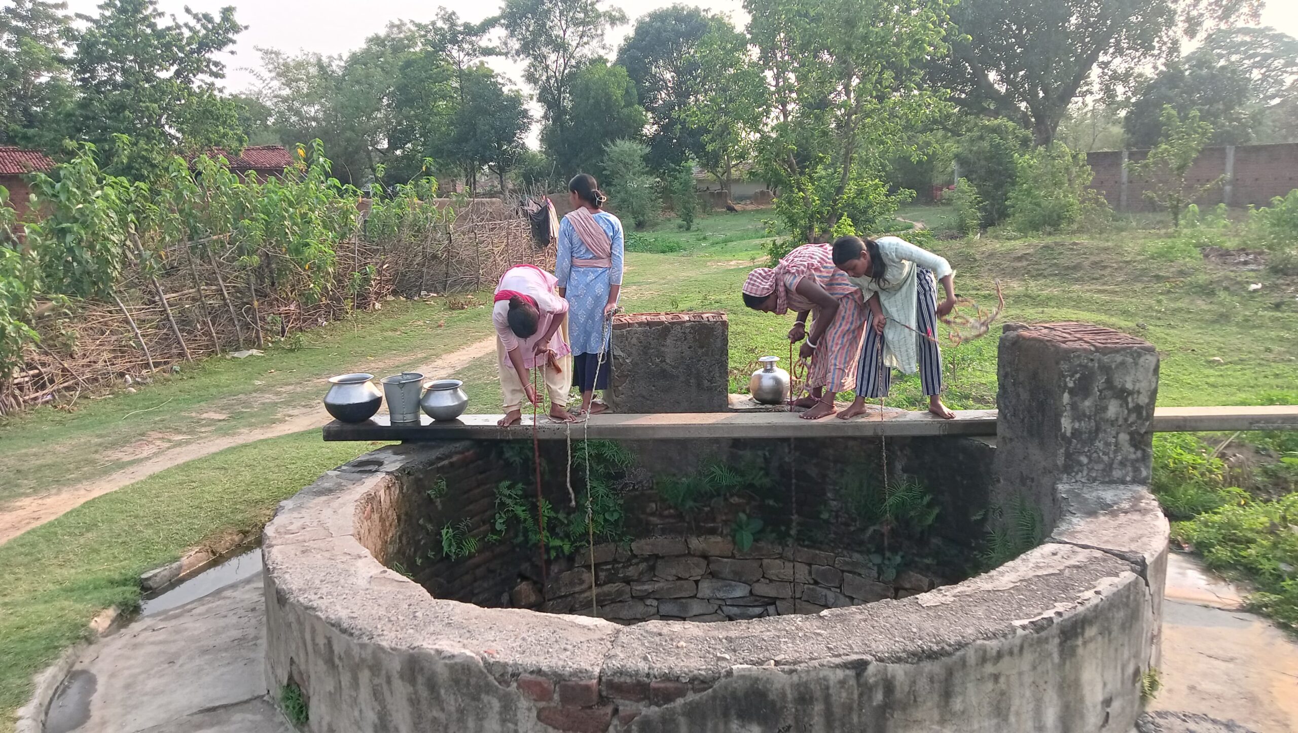 पूर्वी टुंडी के आदिवासी टोला लटानी में पानी संकट गहराया, 100 परिवार एक कुएं पर निर्भर
