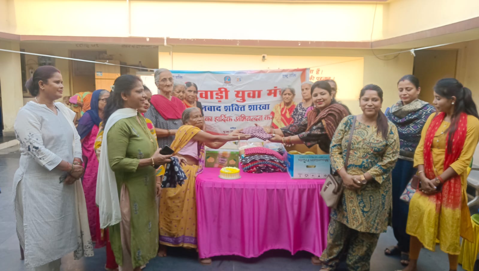 मदर्स डे पर मारवाड़ी युवा मंच धनबाद शक्ति शाखा ने वृद्ध माताओं का किया सम्मान