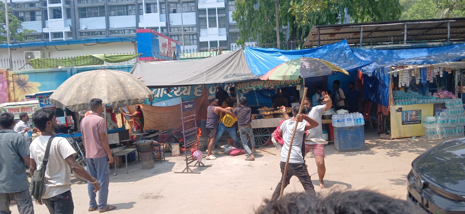 मायागंज अस्पताल गेट पर बवाल, चाय दुकानदार और ई-रिक्शा चालक में खूनी संघर्ष