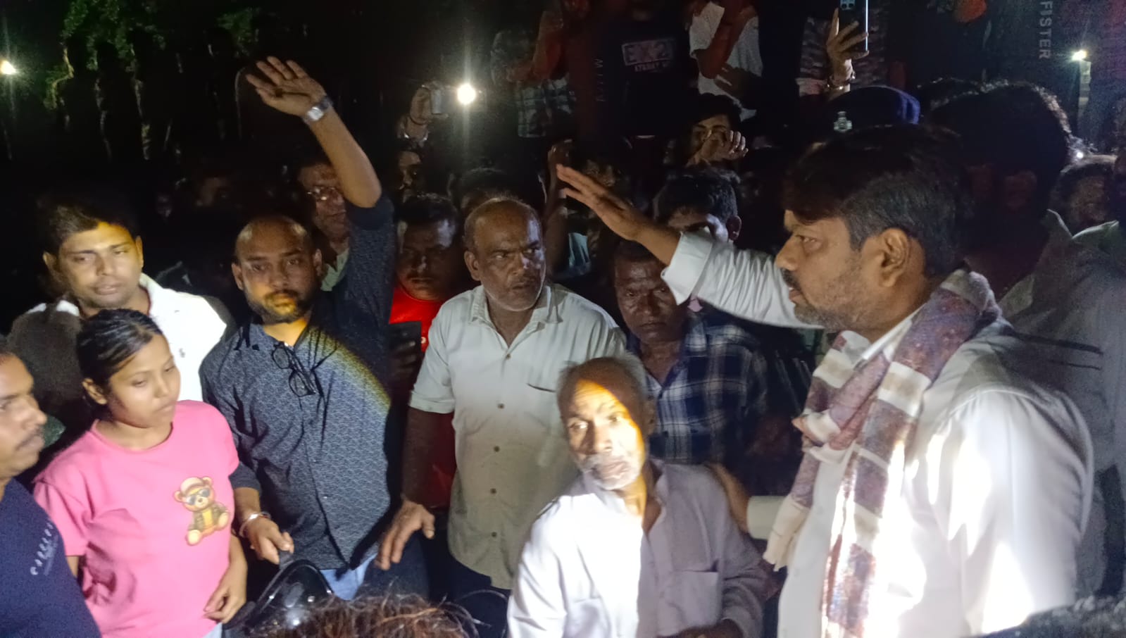 बरमसिया पुल से देर रात हटा जाम, मेयर के आश्वासन पर माने परिजन