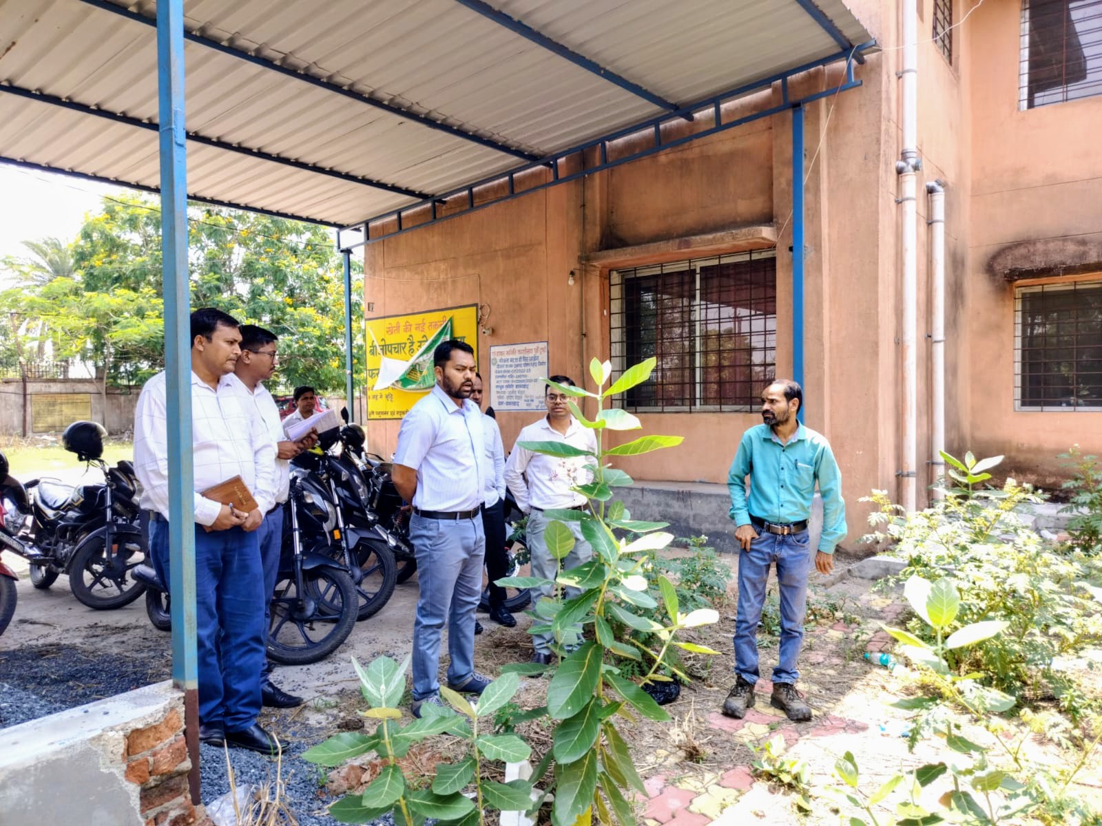 Dhanbad News: पूर्वी टुंडी में विकास योजनाओं का निरीक्षण, DDC ने दिए कई निर्देश