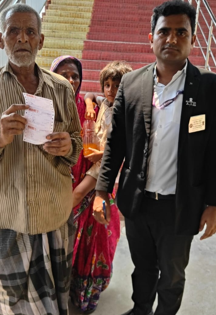गोमो स्टेशन पर टीटीई की संवेदनशीलता से दृष्टिबाधित यात्री को मिली मदद