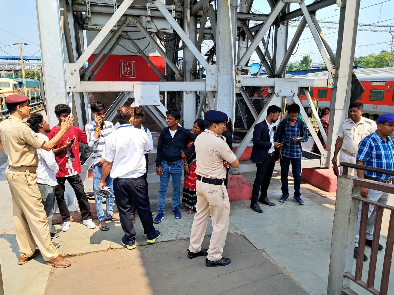dhanbad धनबाद स्टेशन पर चला मजिस्ट्रेट टिकट चेकिंग अभियान, 68 यात्री पकड़े गए