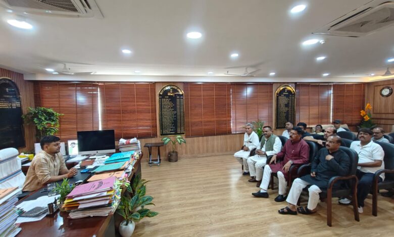 धनबाद जिला कांग्रेस प्रतिनिधिमंडल ने डीसी और एसएसपी से की मुलाकात, सीओ पर कार्रवाई की मांग