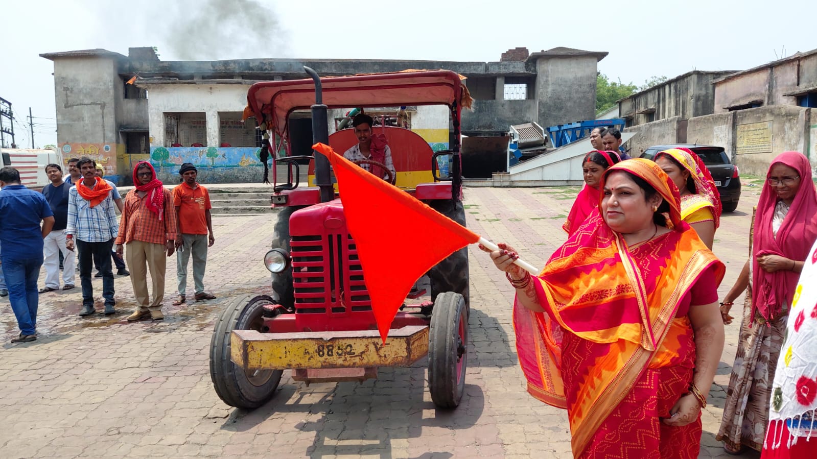 भीषण गर्मी में पेयजल संकट गहराया, पार्षद मेनका सिंह ने अपने मानदेय से भेजा पानी टैंकर