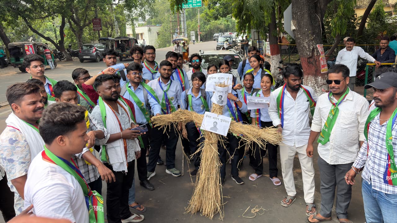 धनबाद में आजसू छात्र संघ का प्रदर्शन, क्लस्टर सिस्टम के विरोध में मुख्यमंत्री और शिक्षा मंत्री का फूंका पुतला