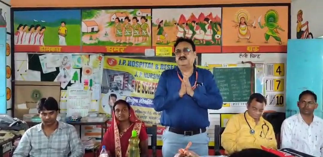 जेपी अस्पताल की पहल: धोबनी प्राथमिक विद्यालय में बुजुर्गों के लिए लगा नि:शुल्क चिकित्सा शिविर