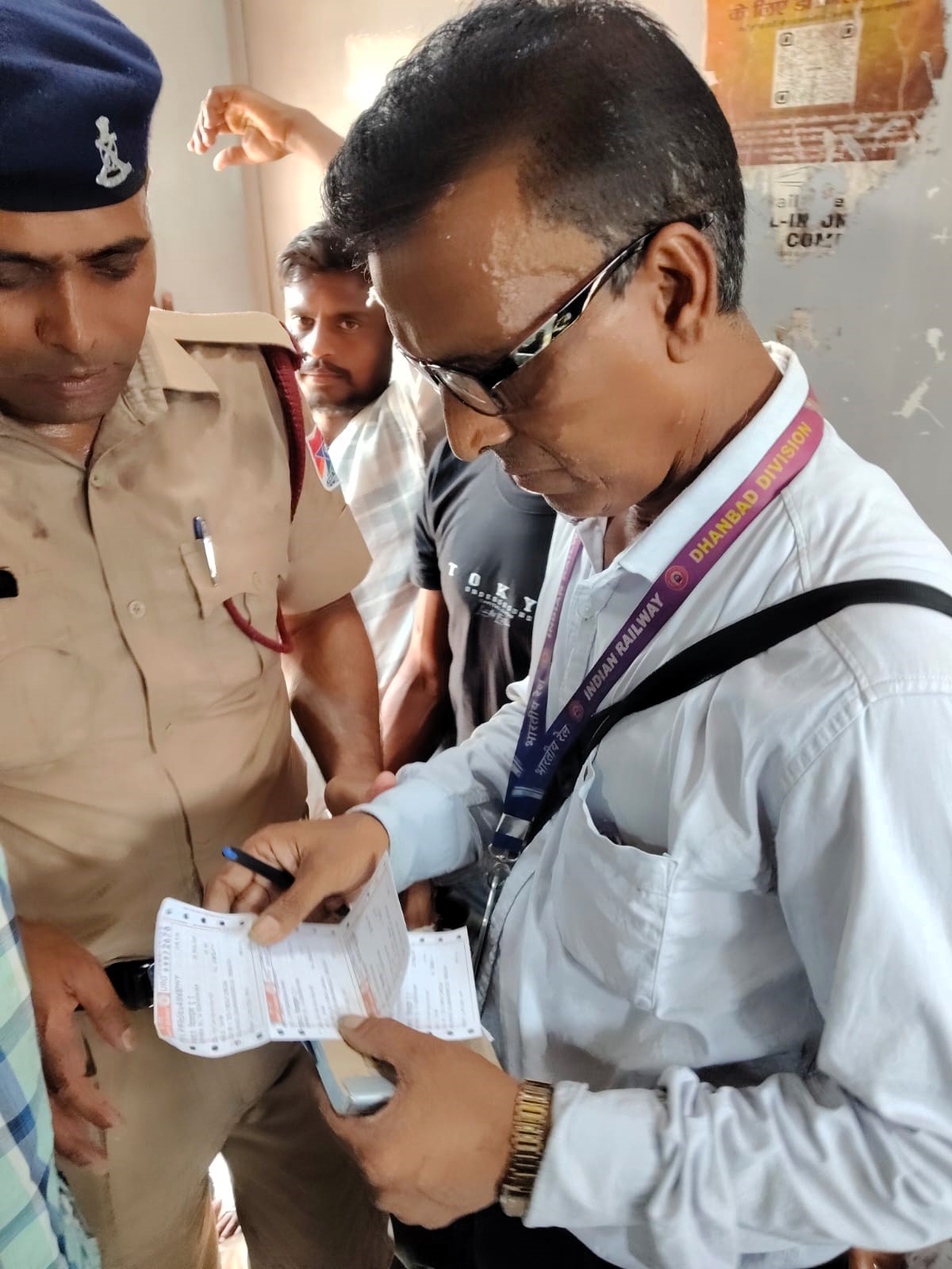 धनबाद मंडल में चला मेगा टिकट चेकिंग अभियान, 1570 यात्री पकड़े गए, 10 लाख से अधिक जुर्माना वसूला