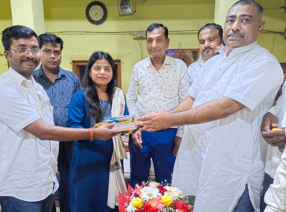 Dhanbad: अखिल भारतीय मध्यदेशीय वैश्य सभा ने रिचा और स्तुति गुप्ता को किया सम्मानित