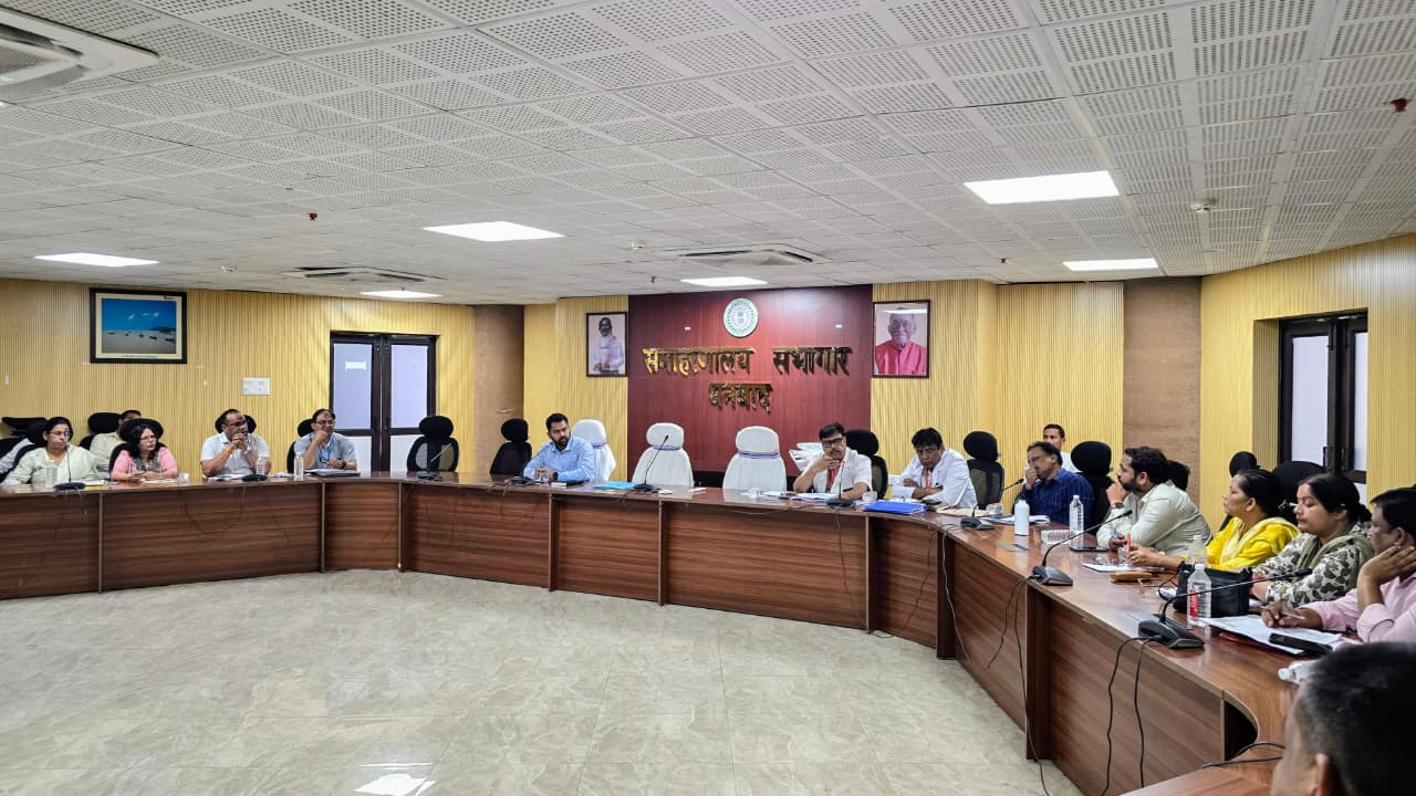 धनबाद में स्वास्थ्य विभाग की समीक्षा, डीडीसी सन्नी राज ने एमओआईसी को लगाई फटकार