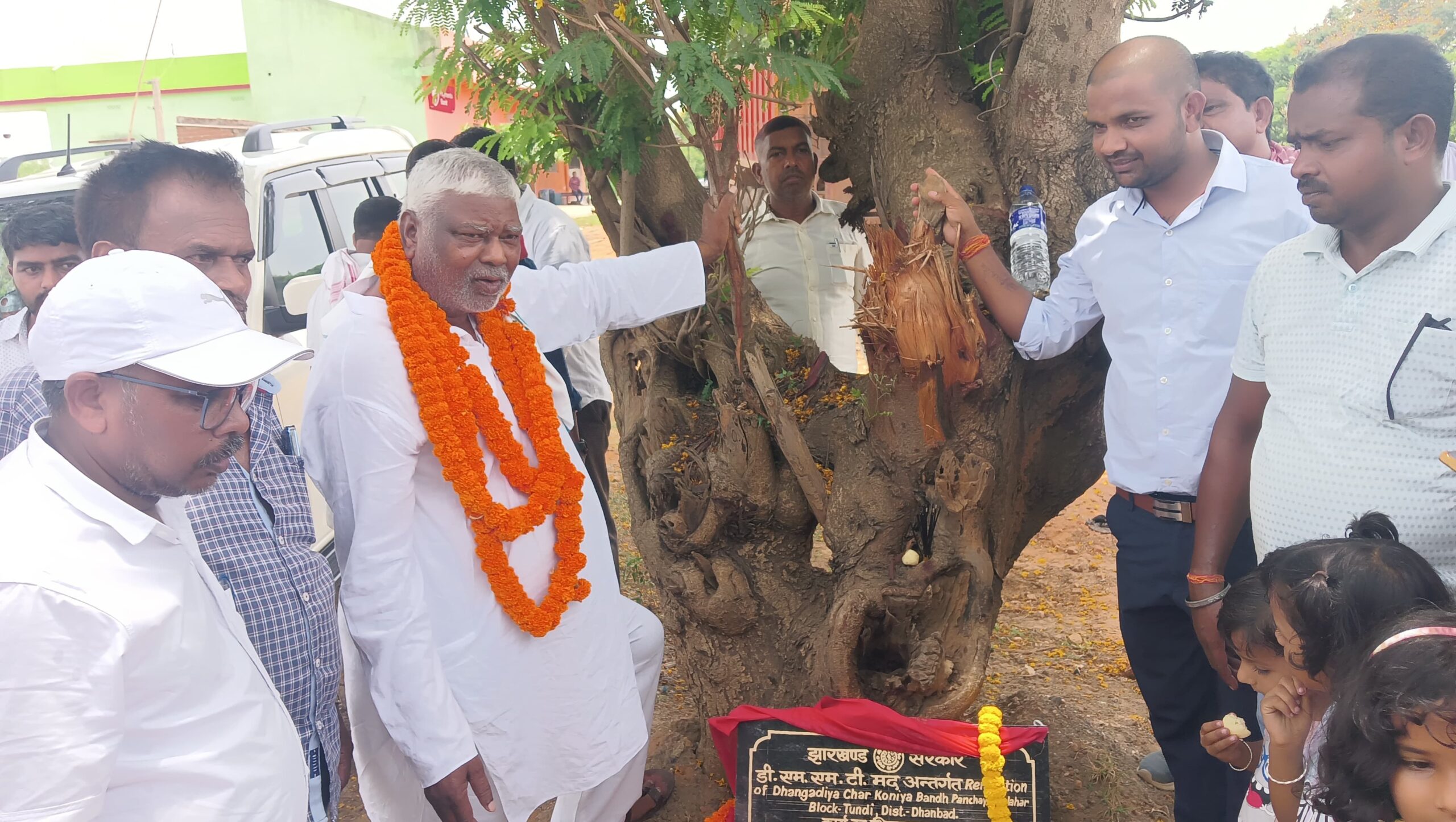टुंडी में विधायक मथुरा प्रसाद महतो ने स्वास्थ्य और सिंचाई योजनाओं का किया शिलान्यास