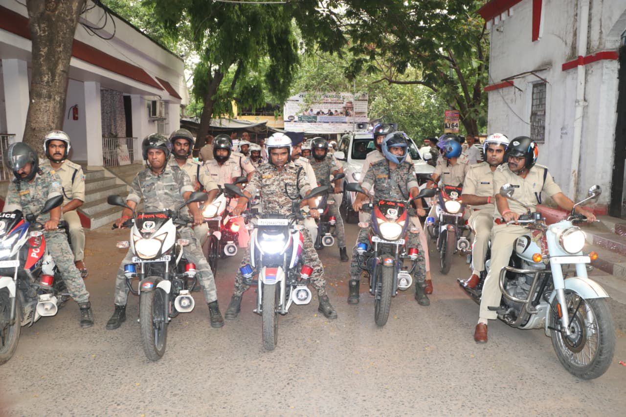 बकरीद को लेकर धनबाद पुलिस हाई अलर्ट पर, सिटी एसपी के नेतृत्व में निकला फ्लैग मार्च
