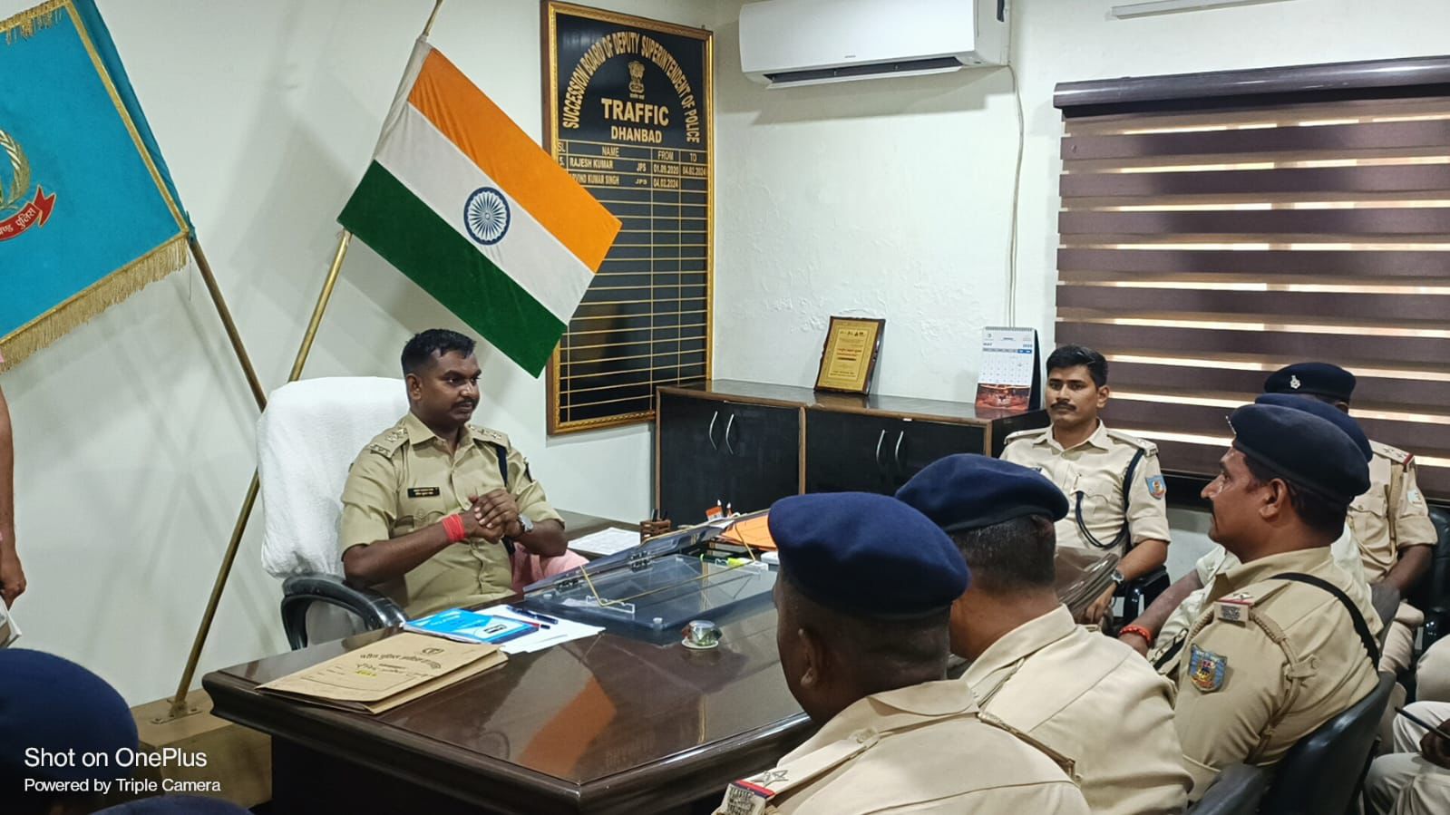 धनबाद में ट्रैफिक व्यवस्था को लेकर पुलिस एक्शन मोड में, डीएसपी रोहित कुमार साव ने की समीक्षा बैठक