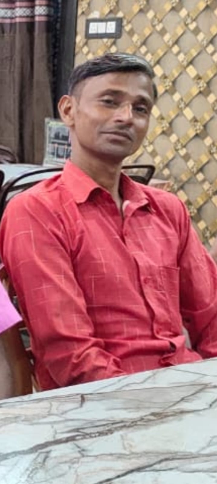 पश्चिमी टुंडी के जीतपुर गांव में मातम: बिजली का करंट लगने से 35 वर्षीय युवक की मौत, तीन बच्चों के सिर से उठा पिता का साया