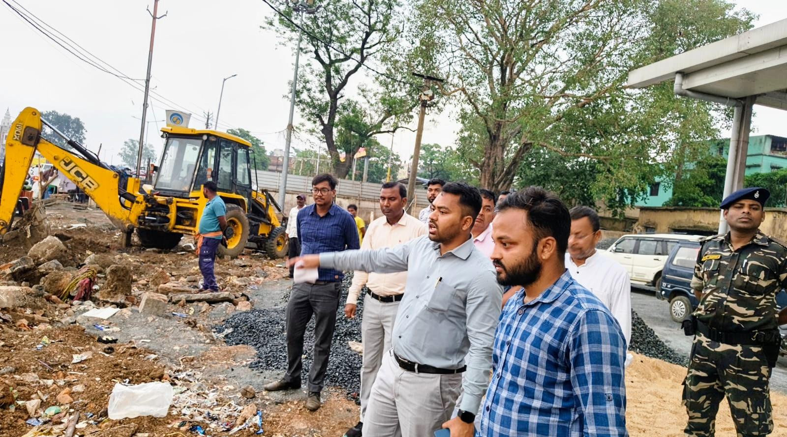 तोपचांची प्रखंड के विभिन्न विकास कार्यों का डीडीसी ने किया निरीक्षण