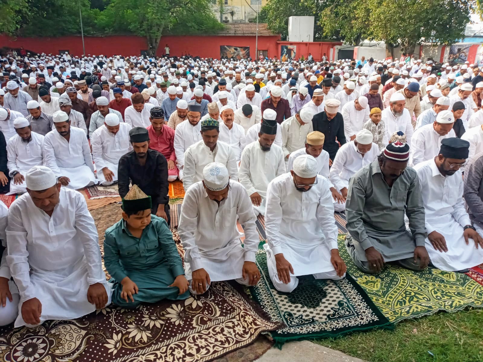 धनबाद के रेलवे ग्राउंड में सबसे बड़ी नमाज, हजारों लोगों ने मांगी अमन-चैन की दुआ