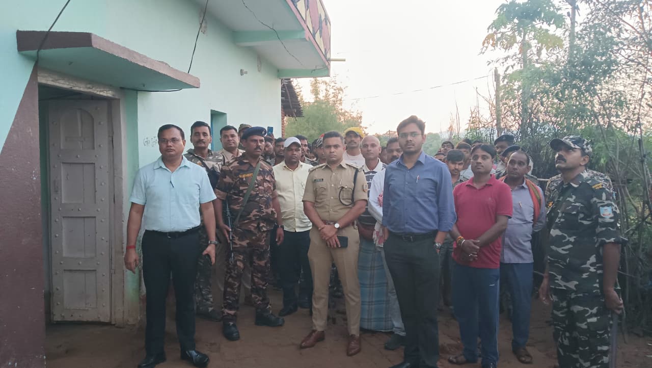 टुंडी के मोहनाद गांव में प्रतिबंधित मांस मिलने पर बवाल, पुलिस की हवाई फायरिंग, तीन गिरफ्तार