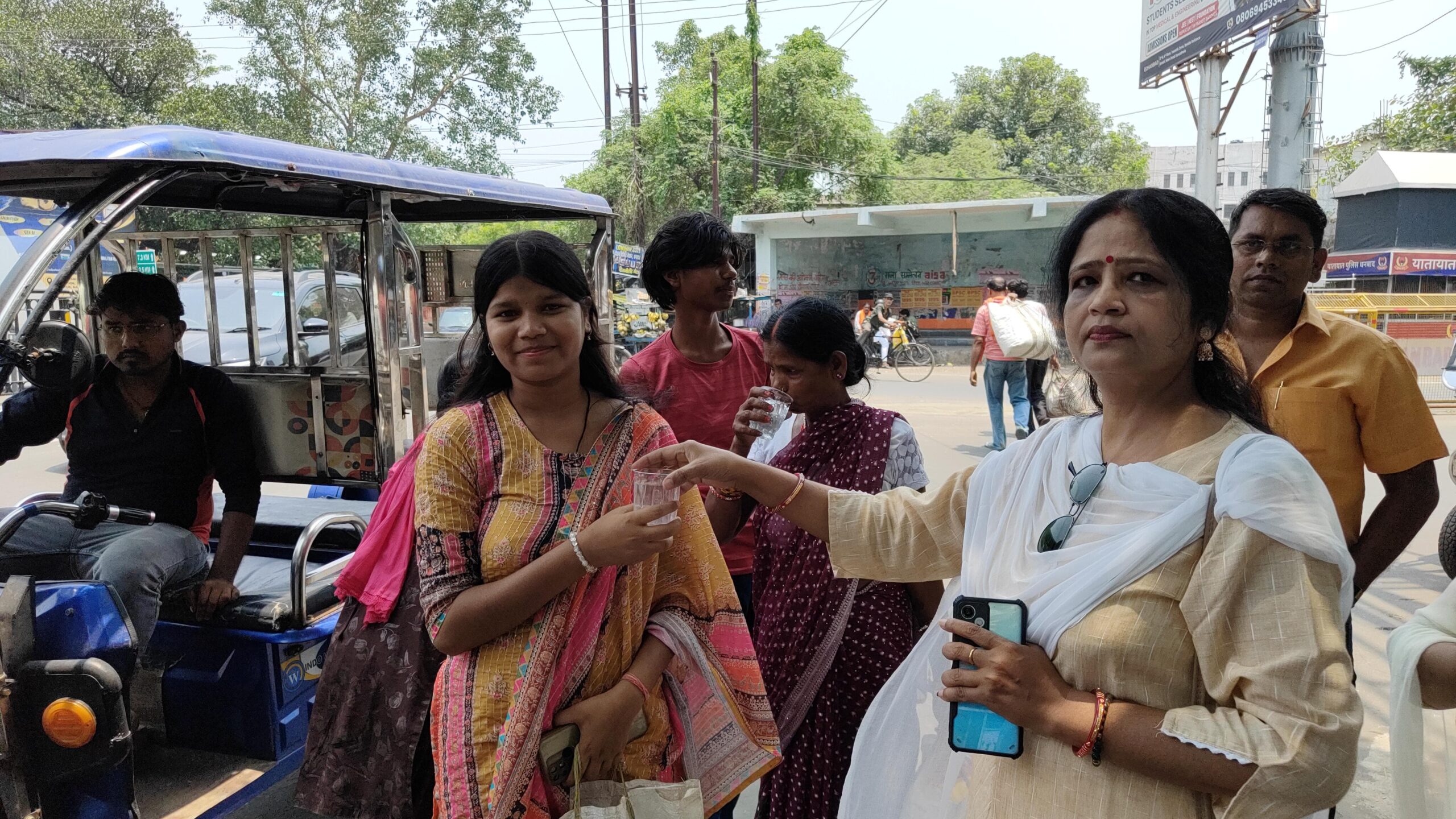 भीषण गर्मी में शुभआरंभ वेलफेयर ट्रस्ट ने बांटा जल और ओआरएस, राहगीरों को मिली राहत