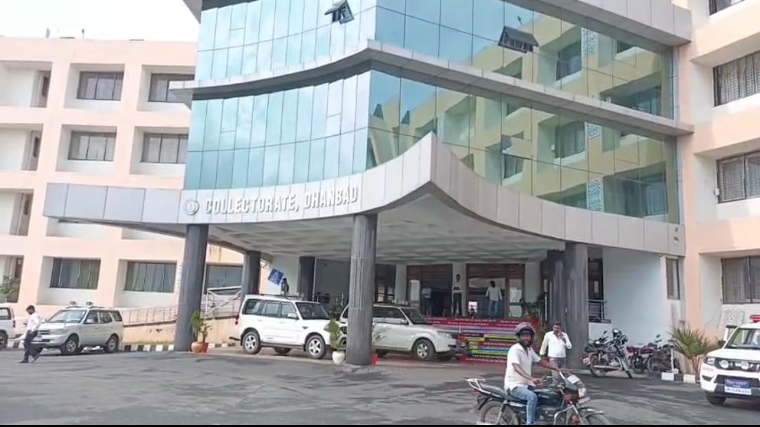 “डांडी चूआ के भरोसे 500 की जिंदगी: सड़क नहीं, एम्बुलेंस नहीं… विकास से कोसो दूर झगरू गाँव”