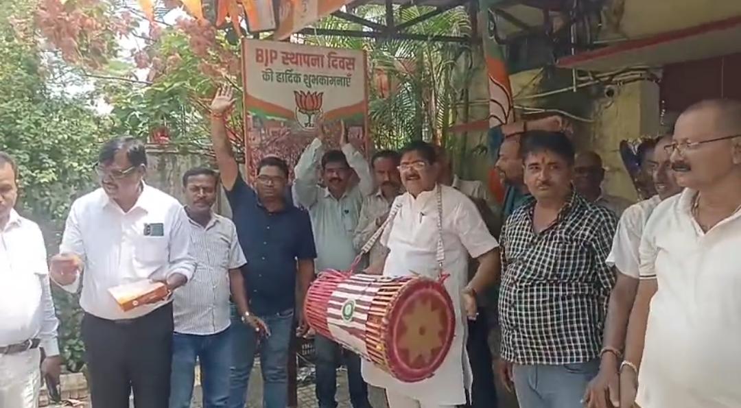 बंगाल, असम, पुडुचेरी में BJP की जीत पर जश्न, धनबाद में विधायक राज सिन्हा के आवास पर मना उत्सव