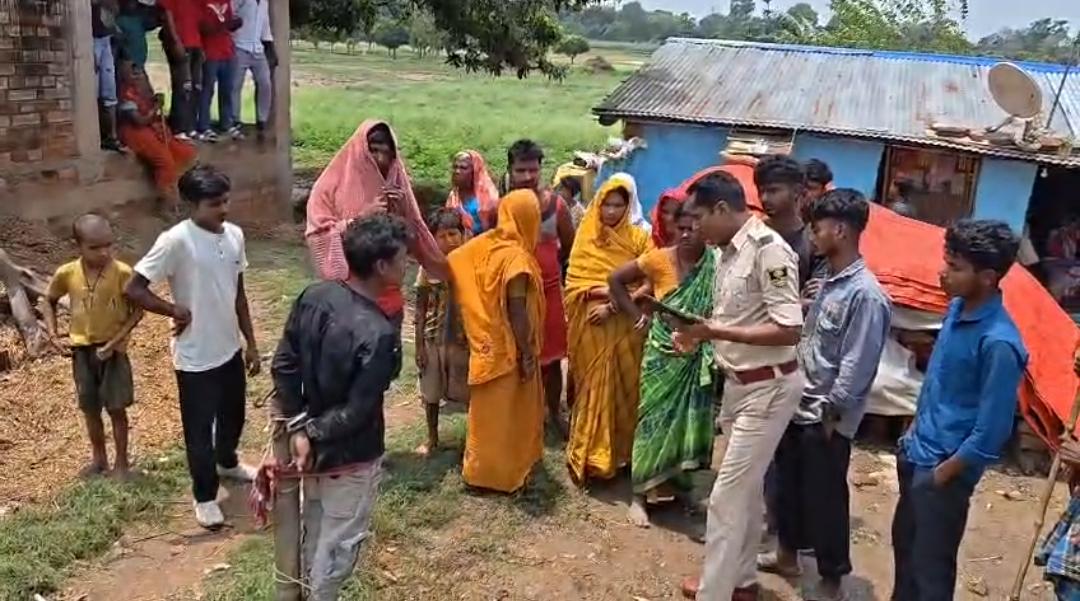 प्रेमिका से मिलने पहुंचे युवक की ग्रामीणों ने की पिटाई, पुलिस ने दोनों को लिया हिरासत में
