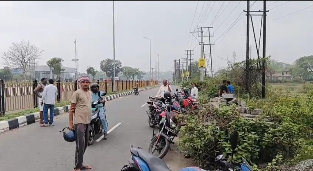 नेशनल हाईवे किनारे झाड़ियों में मिला अज्ञात युवक का शव, हाथ पर सांप काटने के निशान से रहस्य गहराया