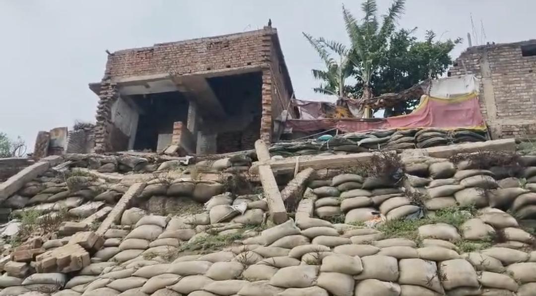 कटाव रोकने के कार्य में गड़बड़ी का आरोप, ग्रामीणों में आक्रोश