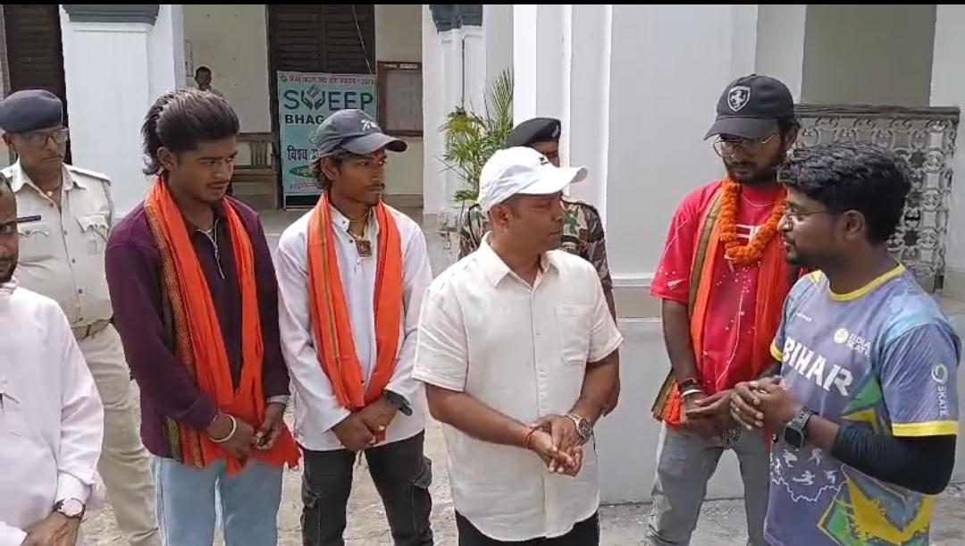 स्केटिंग करते हुए 53 दिन में पहुंचे केदारनाथ, भागलपुर और मोकामा के युवकों को डीएम ने किया सम्मानित