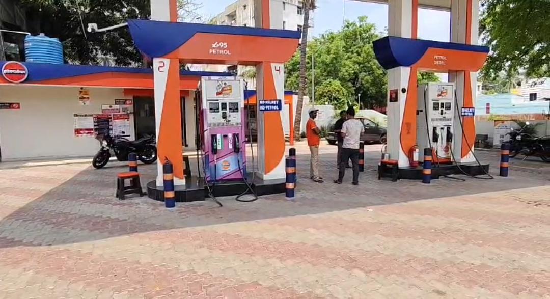 धनबाद में गहराया पेट्रोल संकट, कई पंपों पर खत्म हुआ स्टॉक, लंबी कतारों से लोग परेशान
