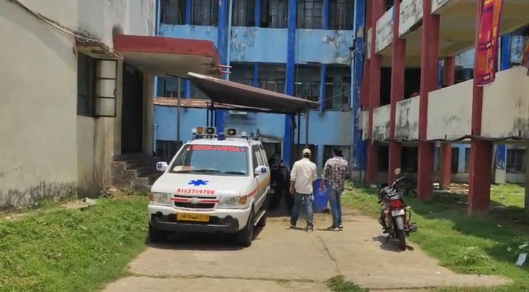 dhanbad ईस्ट बसुरिया में दीवार गिरने से बोरवेल मजदूर की मौत, इलाके में मचा हड़कंप