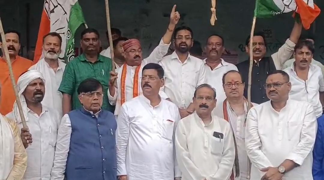 धनबाद सीओ के खिलाफ कांग्रेस का प्रदर्शन, तबादले की मांग तेज