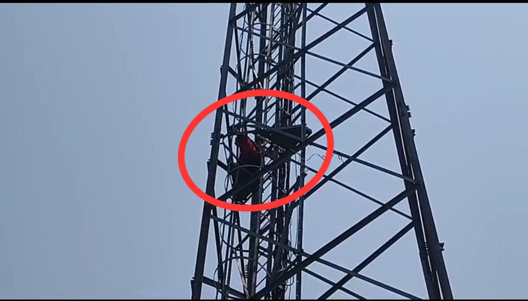 टावर पर चढ़कर प्रेमी को छुड़ाने की मांग, गोमो में डेढ़ घंटे चला हाई-वोल्टेज ड्रामा