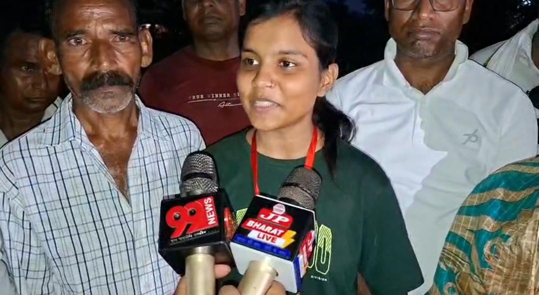 मजदूर की बेटी बनी धनबाद की साइंस टॉपर, 97.4% अंक लाकर रचा इतिहास