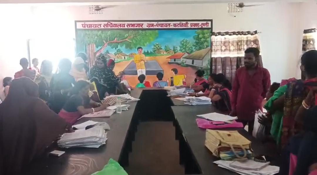 मैया सम्मान योजना के भौतिक सत्यापन कैंप में उमड़ी महिलाओं की भीड़
