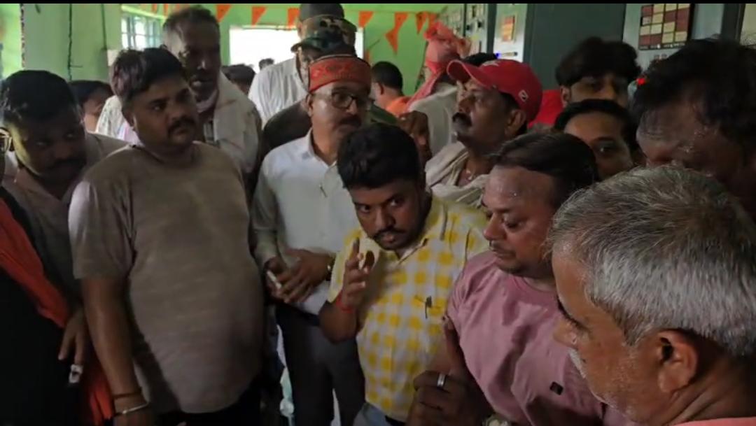 jharia झरिया में 12 घंटे ब्लैकआउट पर बवाल, बिजली स्टेशन का घेराव कर लोगों ने किया प्रदर्शन