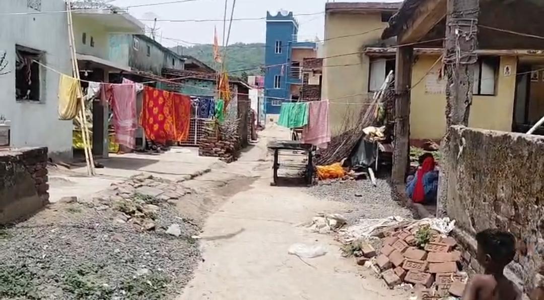 dhanbad धनबाद के लोहारडीह में बुनियादी सुविधाओं के लिए तरस रहे ग्रामीण