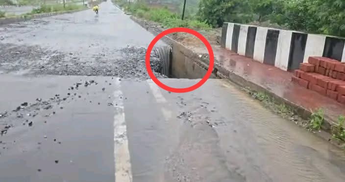 धनबाद के भूली झारखंड मोड़ पर फिर बना बड़ा गोफ, आठ लेन सड़क की गुणवत्ता पर सवाल