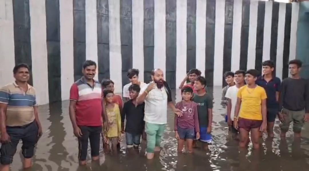 बड़की बोआ अंडरपास में जलजमाव से फूटा ग्रामीणों का गुस्सा, रेलवे अधिकारियों पर धमकाने का आरोप