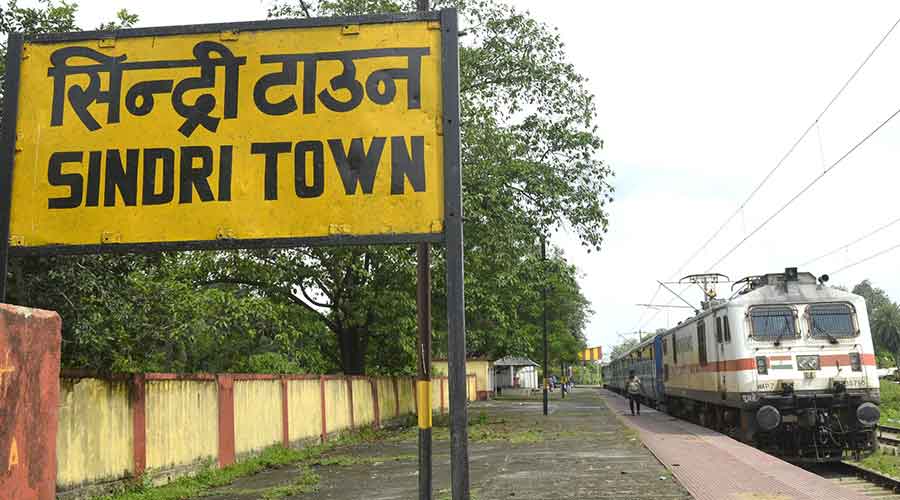 सिंदरी रेलवे पुल के पास मिला अज्ञात शव, पुलिस पहचान में जुटी