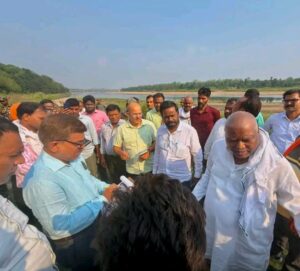 दामोदर नदी किनारे ओबी डंपिंग का विधानसभा समिति ने किया निरीक्षण