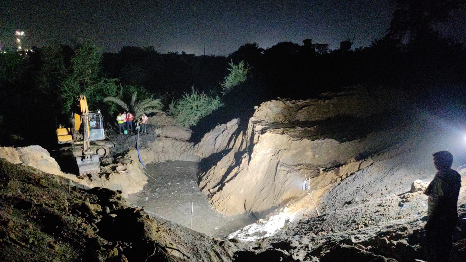 सिंदरी टाउन में पानी का संकट: ACC जामाडोबा के पास मेन पाइपलाइन फटी, कल शाम तक बहाली की उम्मीद