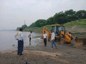 सिंदरी में पेयजल संकट पर एक्शन, विधायक चन्द्रदेव महतो ने शुरू कराया रेत हटाने का कार्य